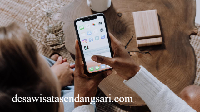 Tips Mengajarkan Kritisisme Media untuk Remaja